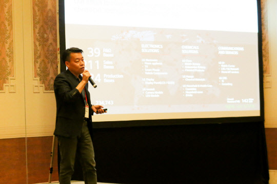 LG전자 로봇사업센터장 노진서 전무가 7일 마카오에 있는 콘래드 호텔에서 열린 'LG ROS(LG Robot Seminar)'에서 로봇사업의 비전과 전략을 소개하고 있다. <LG전자 제공>